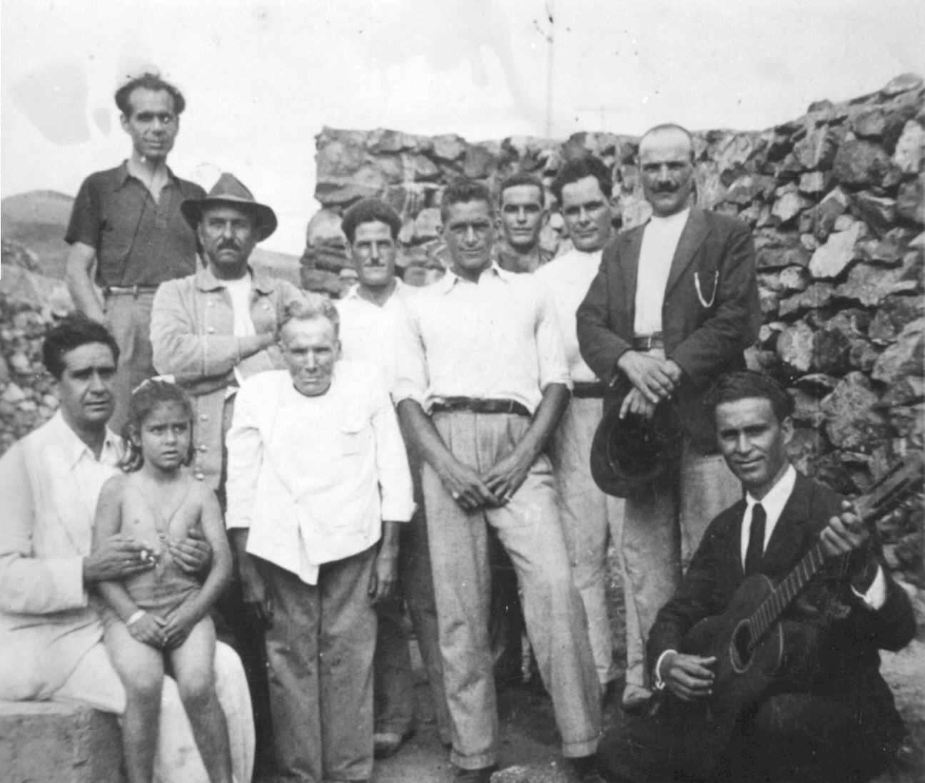 

El Cabo Caminero, Santiaguito García “el Corcovado” y maestro Amaranto Vera
con trabajadores de Obras Públicas y otros amigos.

