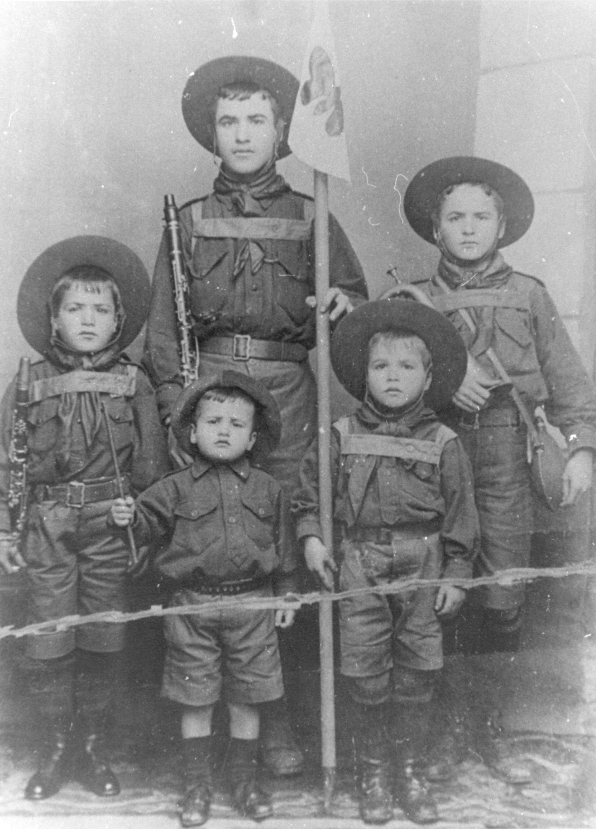 

Los cinco hermanos Batista vestidos de boys-scouts.
 
