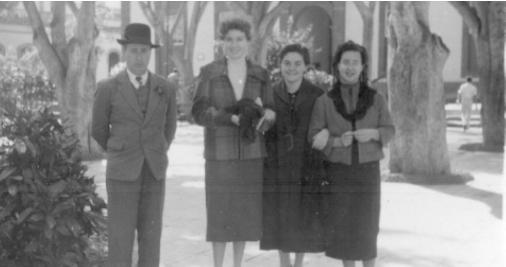 

Tres entrañables damas para un auténtico señor:
Lucila González, Alicia Rodríguez y Estrella López con Don Antonion Ríos.
 
